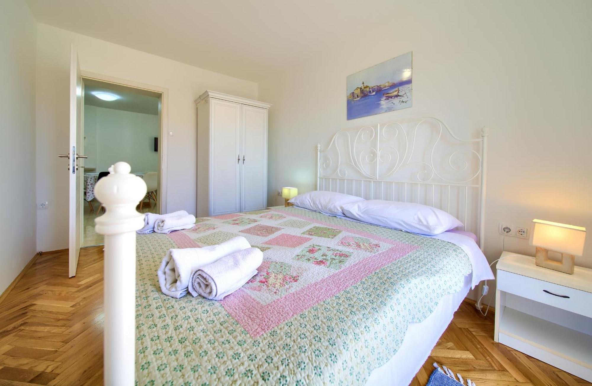 Apartments Rose คิร์ก ภายนอก รูปภาพ